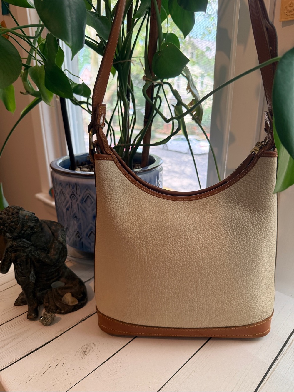 Dooney & Bourke | Vintage Cream & Tan All-Weather Pebbled Leather Shoulder Bag - Picture 2 of 16